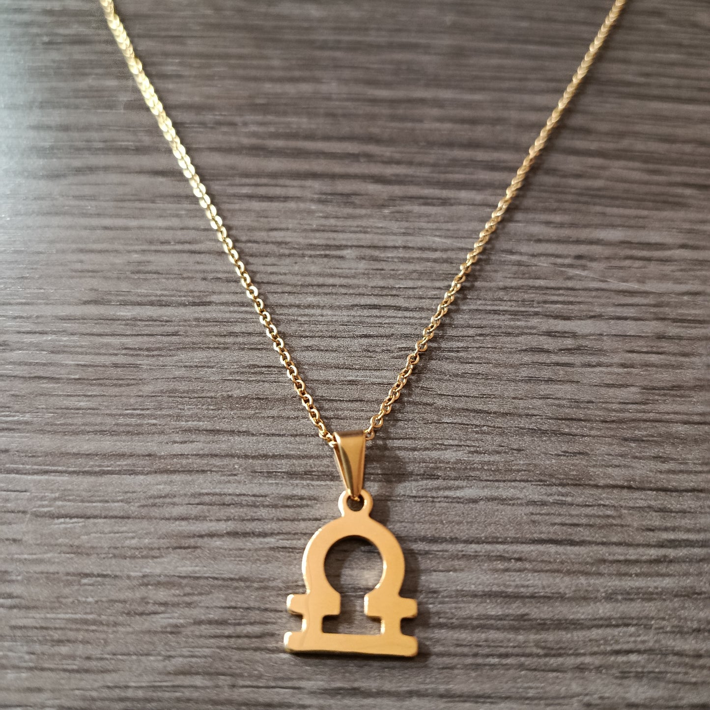 Collar acero dorado Libra